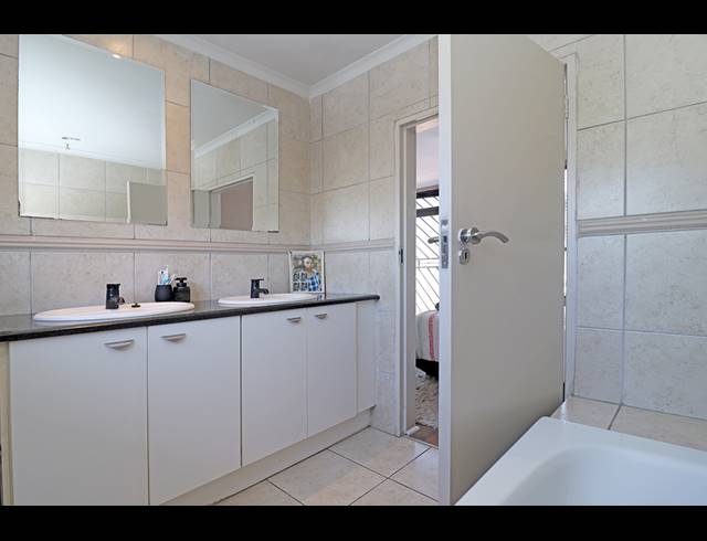 3 BEDROOM SECTIONAL TITLE FOR SALE IN GLENHAZEL